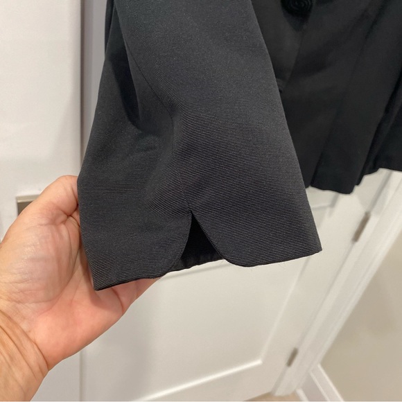 Vintage Studio Tahari black Summer 2 pc Suit w Rose Buttons 3/4 Sleeves Size 16 - Picture 5 of 7